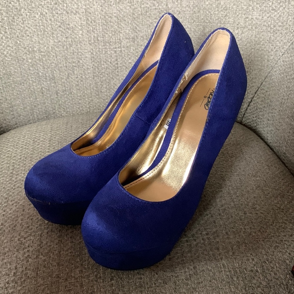 Like New- Mossimo wedge heels. Size 7
